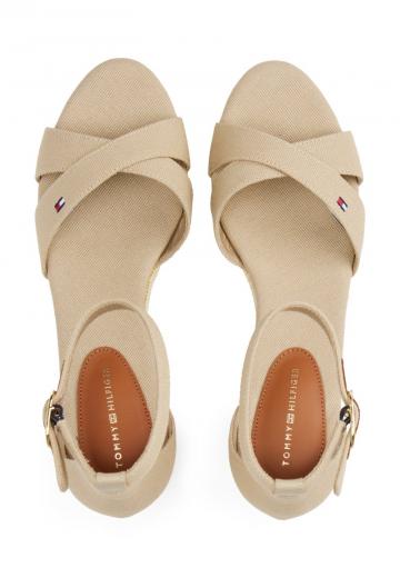 Босоножки на танкетке