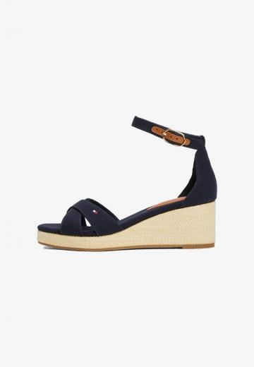 Босоножки на танкетке