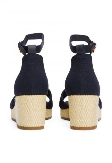 Босоножки на танкетке