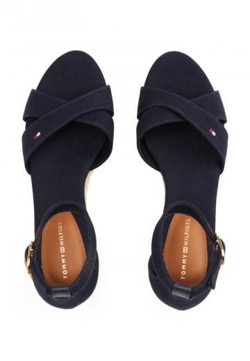 Босоножки на танкетке