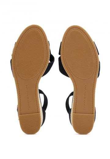 Босоножки на танкетке