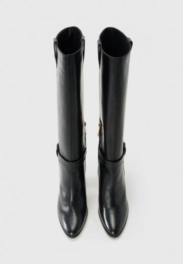 Высокие сапоги