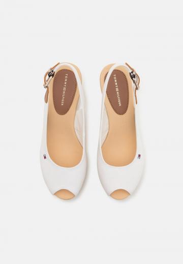 Босоножки на танкетке