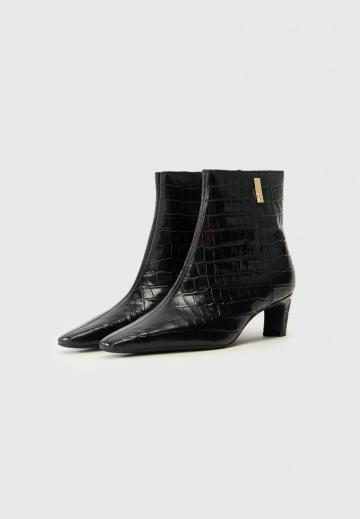 Сапожки на танкетке