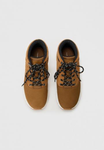 Ботинки на шнуровке