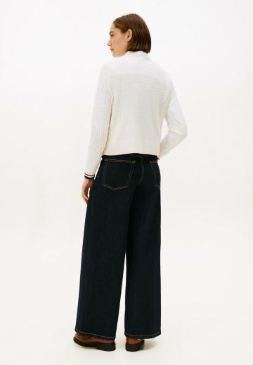 Пуловер с вырезом V