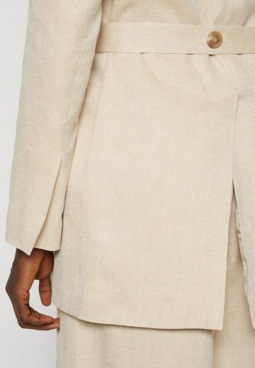 Короткое пальто