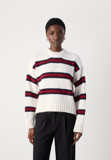 Пуловер в полоску