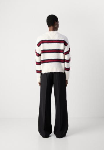 Пуловер в полоску