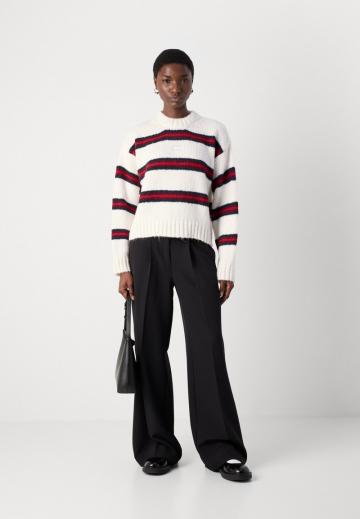 Пуловер в полоску
