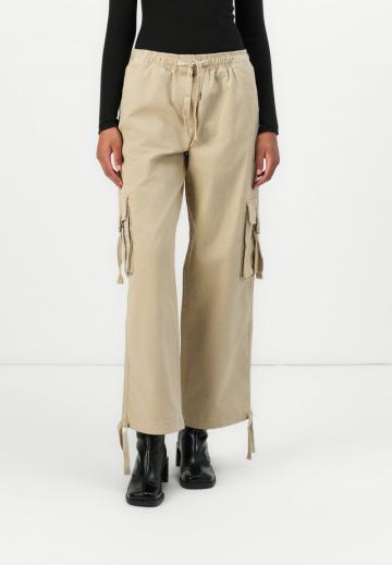 Брюки с накладными карманами