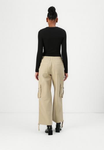 Брюки с накладными карманами