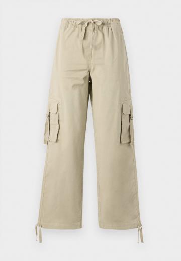 Брюки с накладными карманами