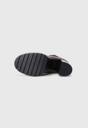 Высокие сапоги