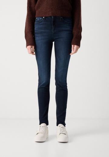 Узкие джинсы