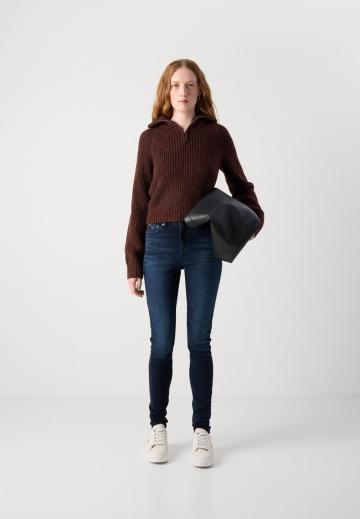 Узкие джинсы