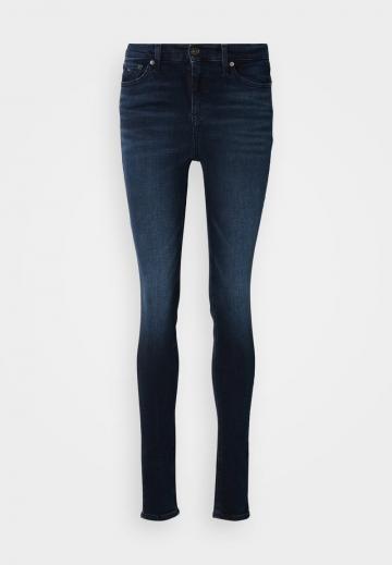 Узкие джинсы