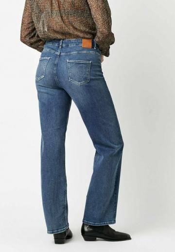 Прямые джинсы