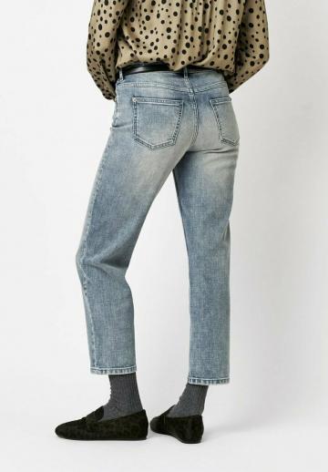 Короткие джинсы