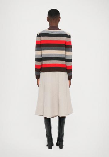 Пуловер в полоску