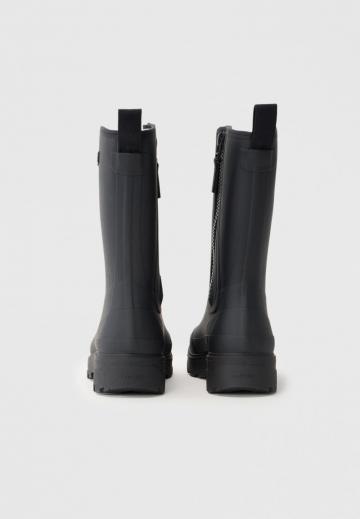 Резиновые сапоги