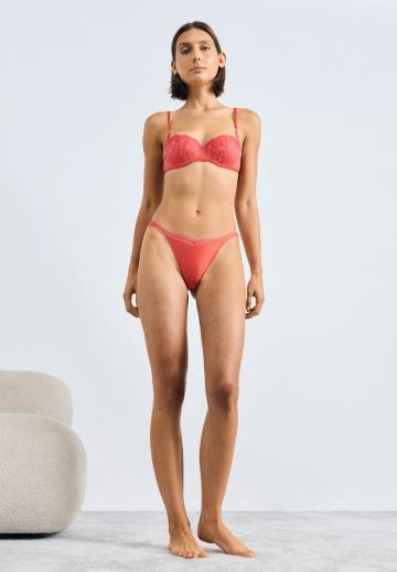 Трусы на бедрах