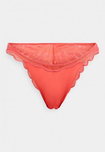 Трусы на бедрах