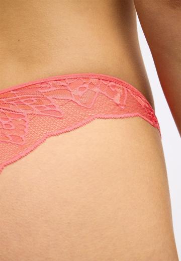 Трусы на бедрах