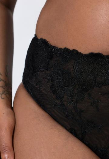 Трусы на бедрах