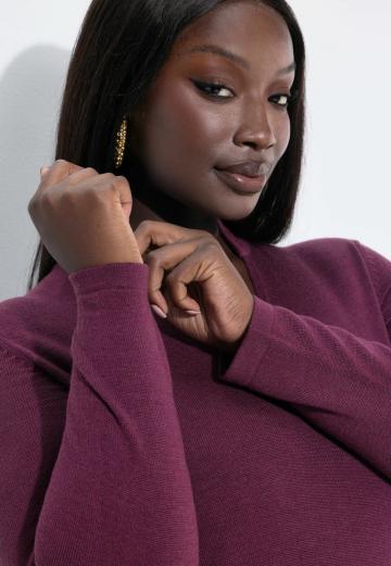 Пуловер с вырезом V