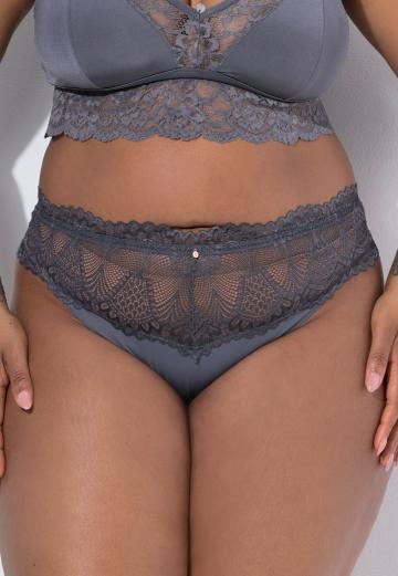 Трусы на бедрах