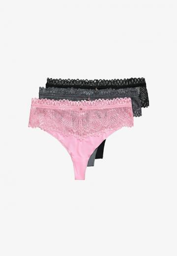 Трусы на бедрах