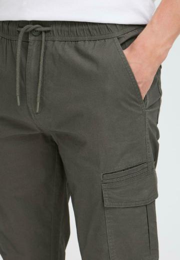 Брюки с накладными карманами