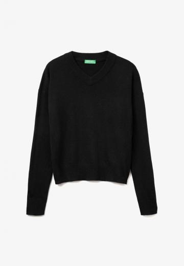 Пуловер с вырезом V