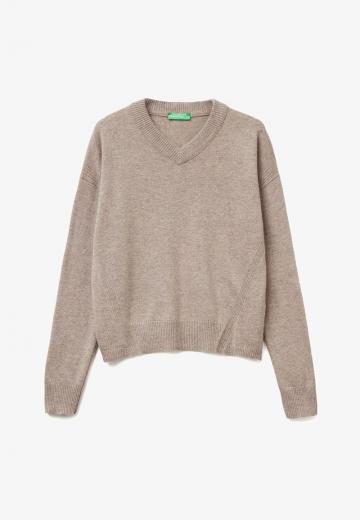 Пуловер с вырезом V