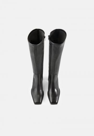 Высокие сапоги