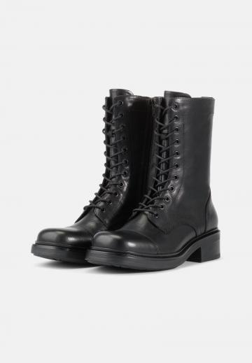 Ботинки на шнуровке