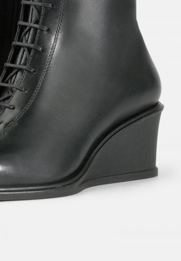 Сапожки на танкетке