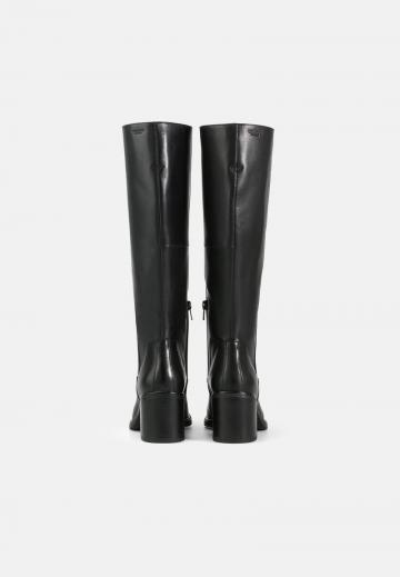 Высокие сапоги