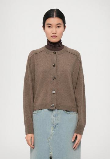 Вязаный жилет