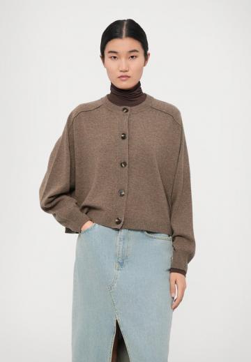 Вязаный жилет