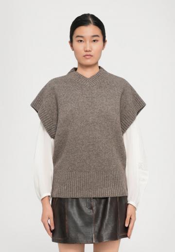 Пуловер с вырезом V