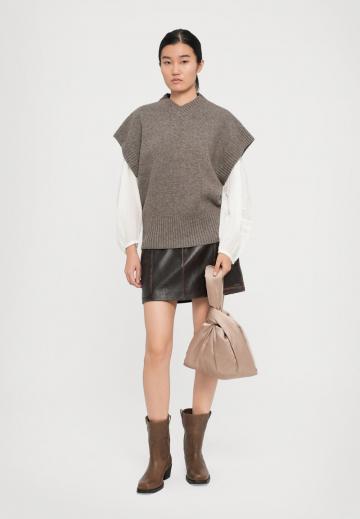 Пуловер с вырезом V