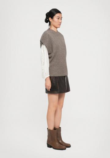 Пуловер с вырезом V