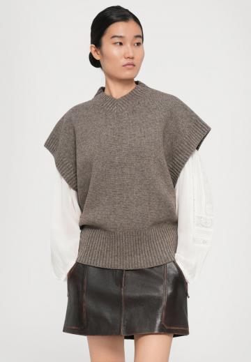 Пуловер с вырезом V