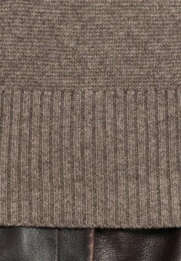 Пуловер с вырезом V