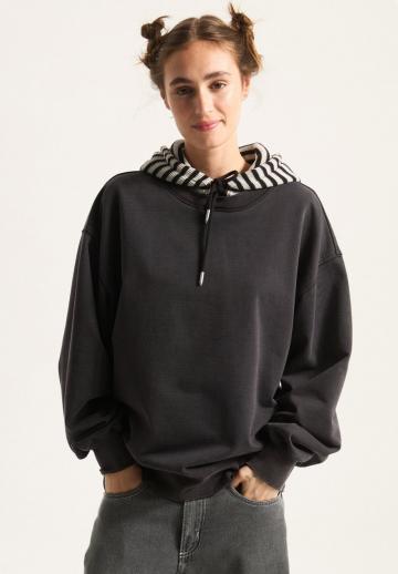 Пуловер с капюшоном