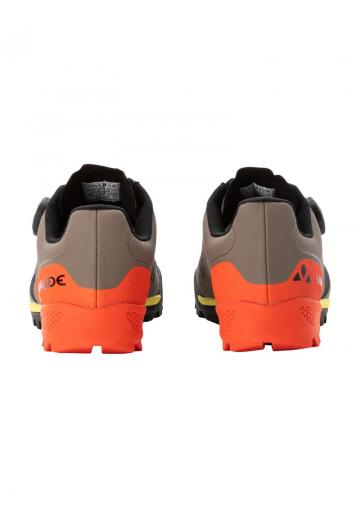 Походные кроссовки