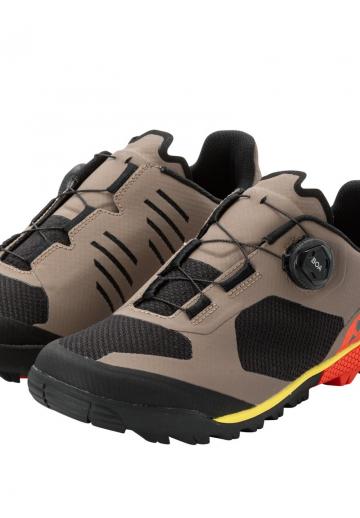 Походные кроссовки