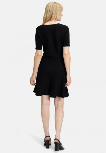 Вязаное платье